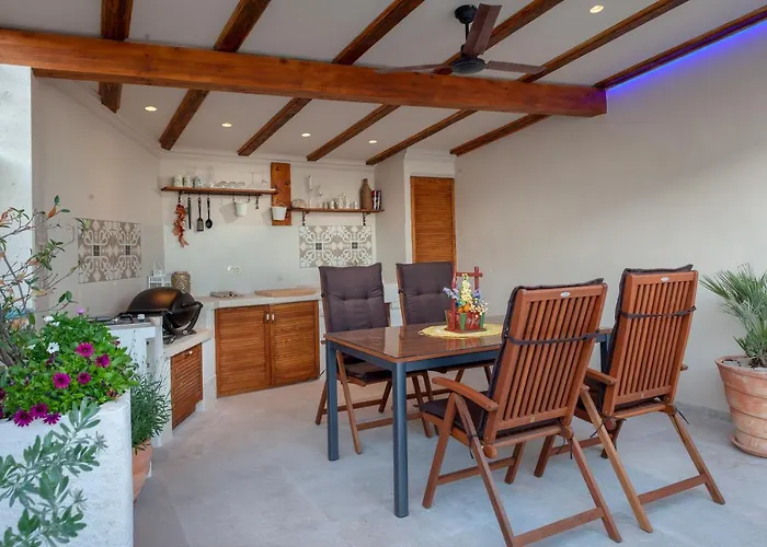 Idyllic Marieta With Private Pool, Unforgettable View And Free Parking Makarská