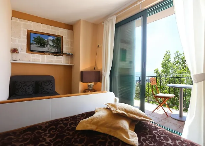 Idyllic Marieta With Private Pool, Unforgettable View And Free Parking Makarská